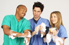 “Había una política de ‘no-patanes’ en el set”: Una historia oral de “Scrubs”