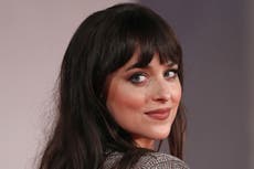 “El regalo sencillo perfecto”: Dakota Johnson quiere que todos regalen juguetes sexuales para Navidad