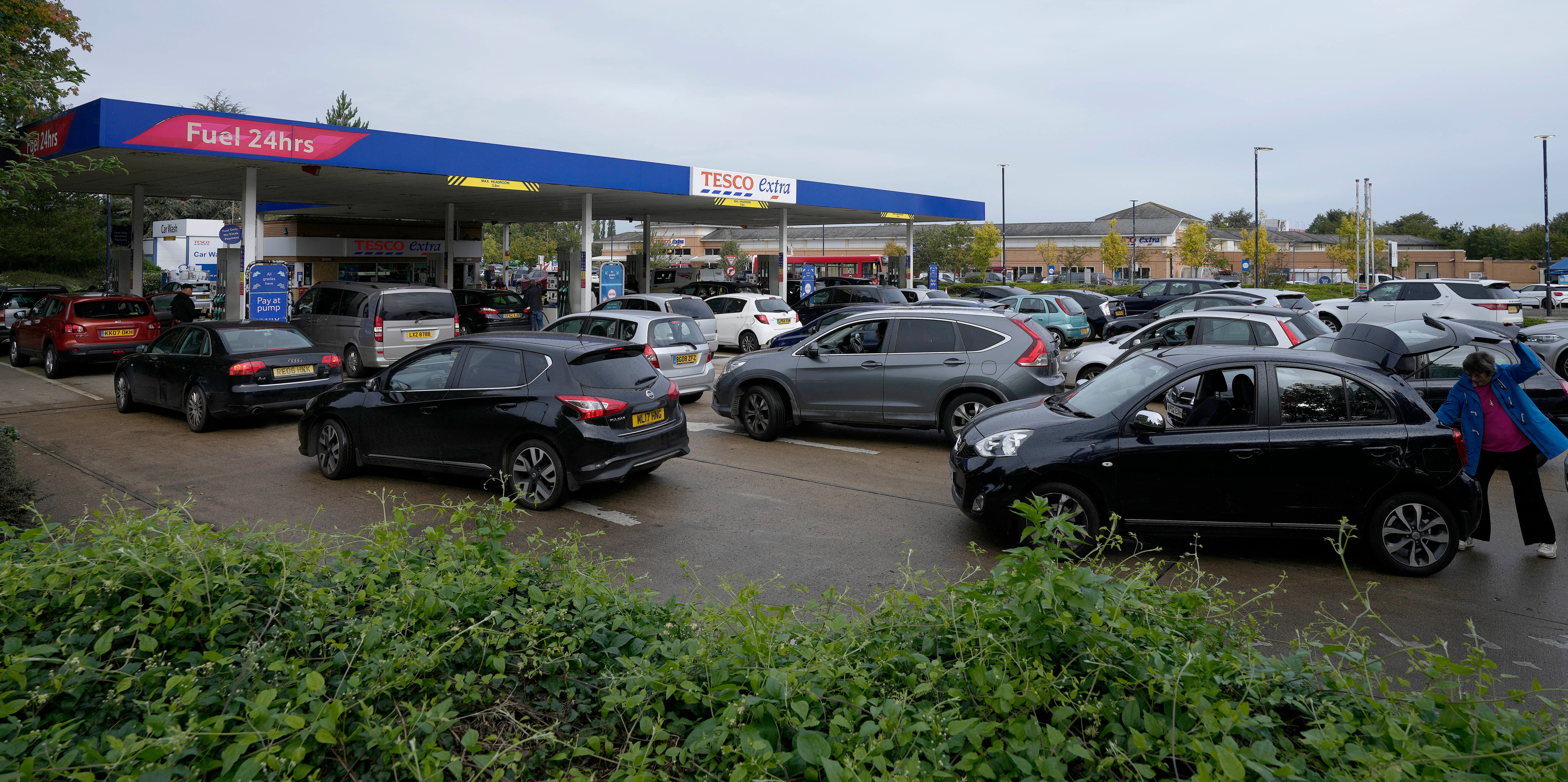 El desabasto de combustible ha provocado largas filas en Reino Unido
