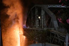 Roma: Incendio destruye histórico puente sobre el río Tíber