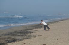 Derrame petrolero ensucia playas de California