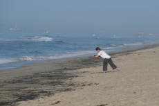 Derrame petrolero ensucia playas de California