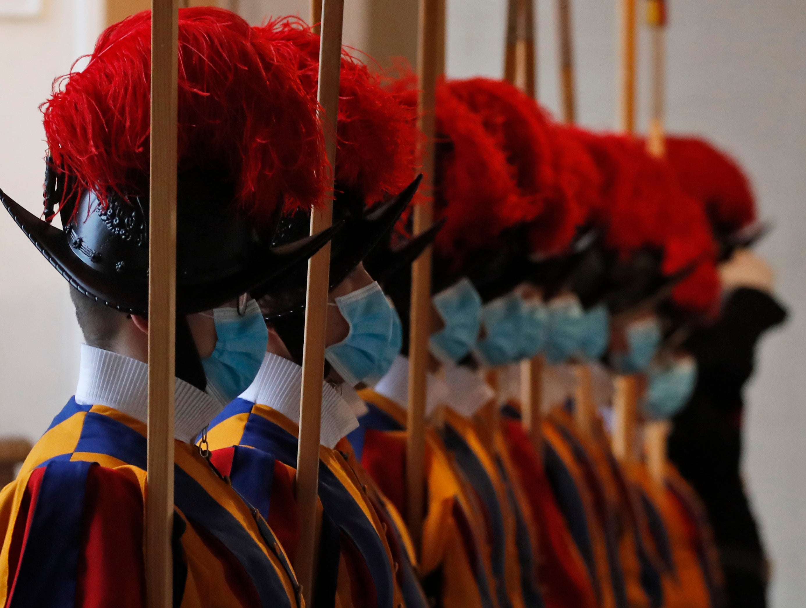 Tres guardias suizos dejan el Vaticano por no vacunarse