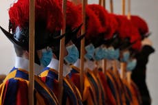 Tres guardias suizos dejan el Vaticano por no vacunarse