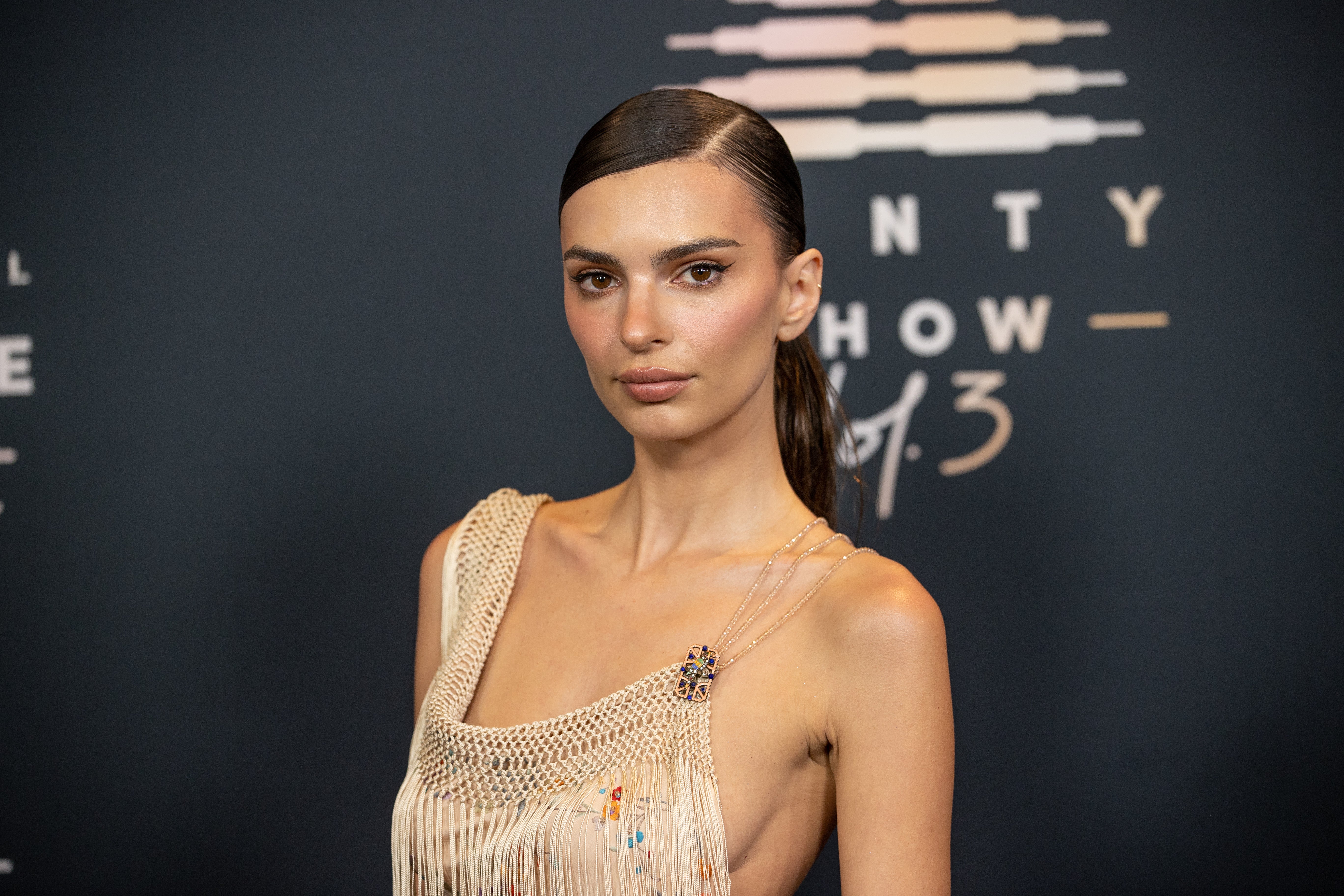 Emily Ratajkowski acusa a Robin Thicke de agresión sexual durante la filmación del video de ‘Blurred Lines’