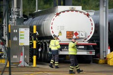 Militares británicos empiezan a repartir combustible