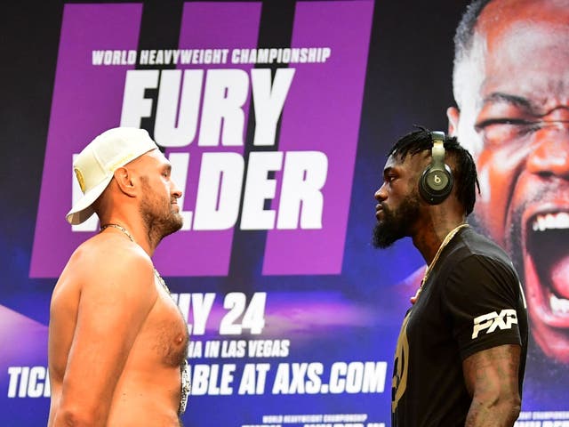 Tyson Fury (izquierda) y Deontay Wilder se enfrentan antes de su pelea de trilogía