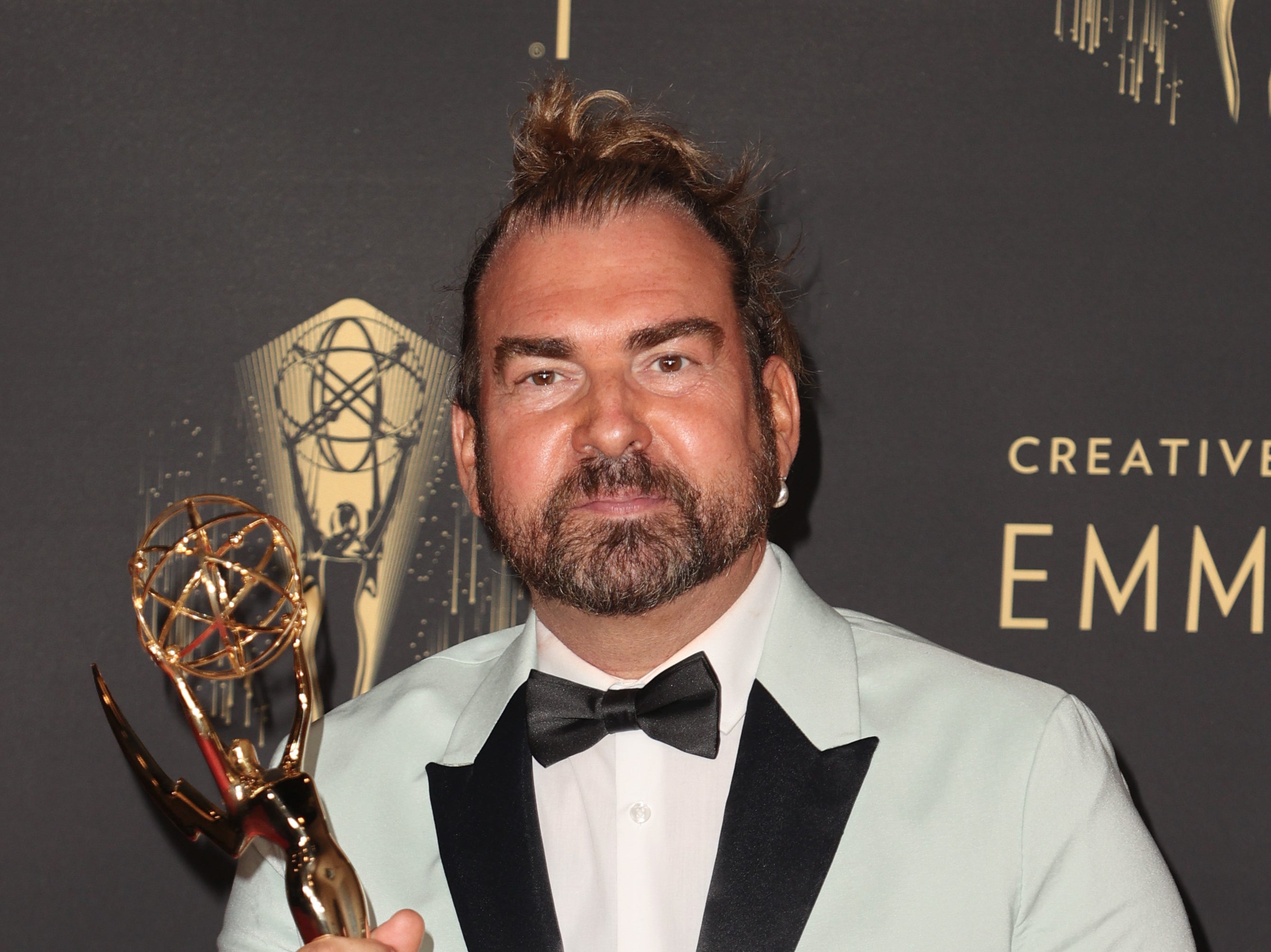 Estrella de Bridgerton tiene el corazón roto tras muerte del estilista Marc Pilcher, ganador del Emmy
