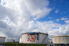 Greenpeace bloquea refinería de Shell en el puerto de Rotterdam y pide prohibir los anuncios de petroleras