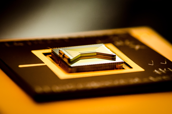 Un chip que contiene una trampa de iones que los investigadores utilizan para capturar y controlar qubits de iones atómicos (bits cuánticos).
