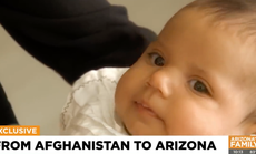 La bebé afgana que pasó por una valla de alambre de púas en Kabul ahora vive con su familia en Arizona