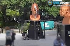 Vandalizar la estatua de George Floyd muestra que el racismo es tan estadounidense como las hamburguesas