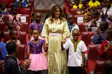 Melania Trump quería enviar espejos de cuerpo entero a los niños africanos, afirma libro