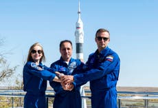 Equipo ruso despega para grabar una película en el espacio