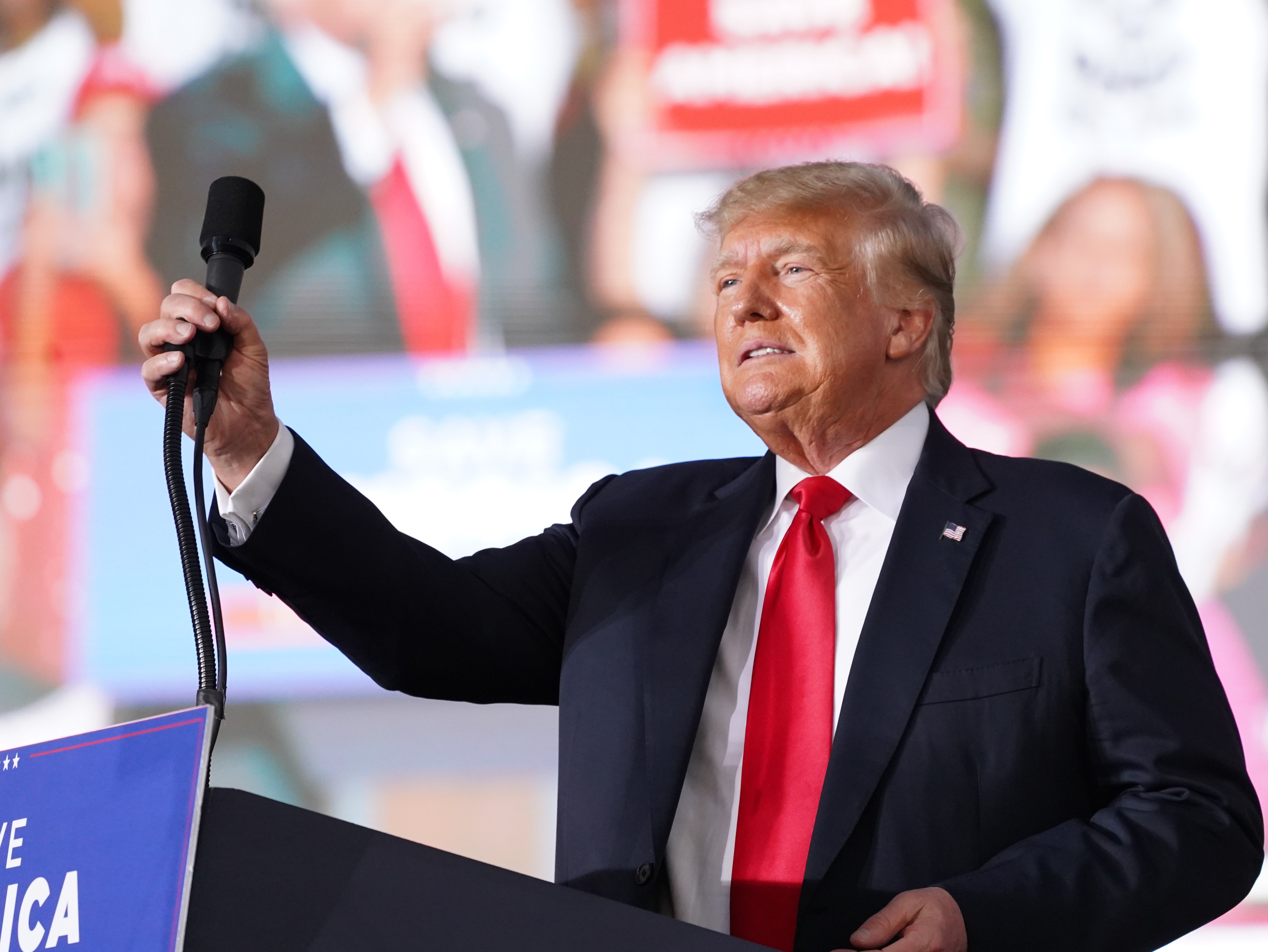 Comité antidisturbios de la Cámara de Representantes, emite nuevas citaciones mientras Trump les dice a sus ex ayudantes que luchen