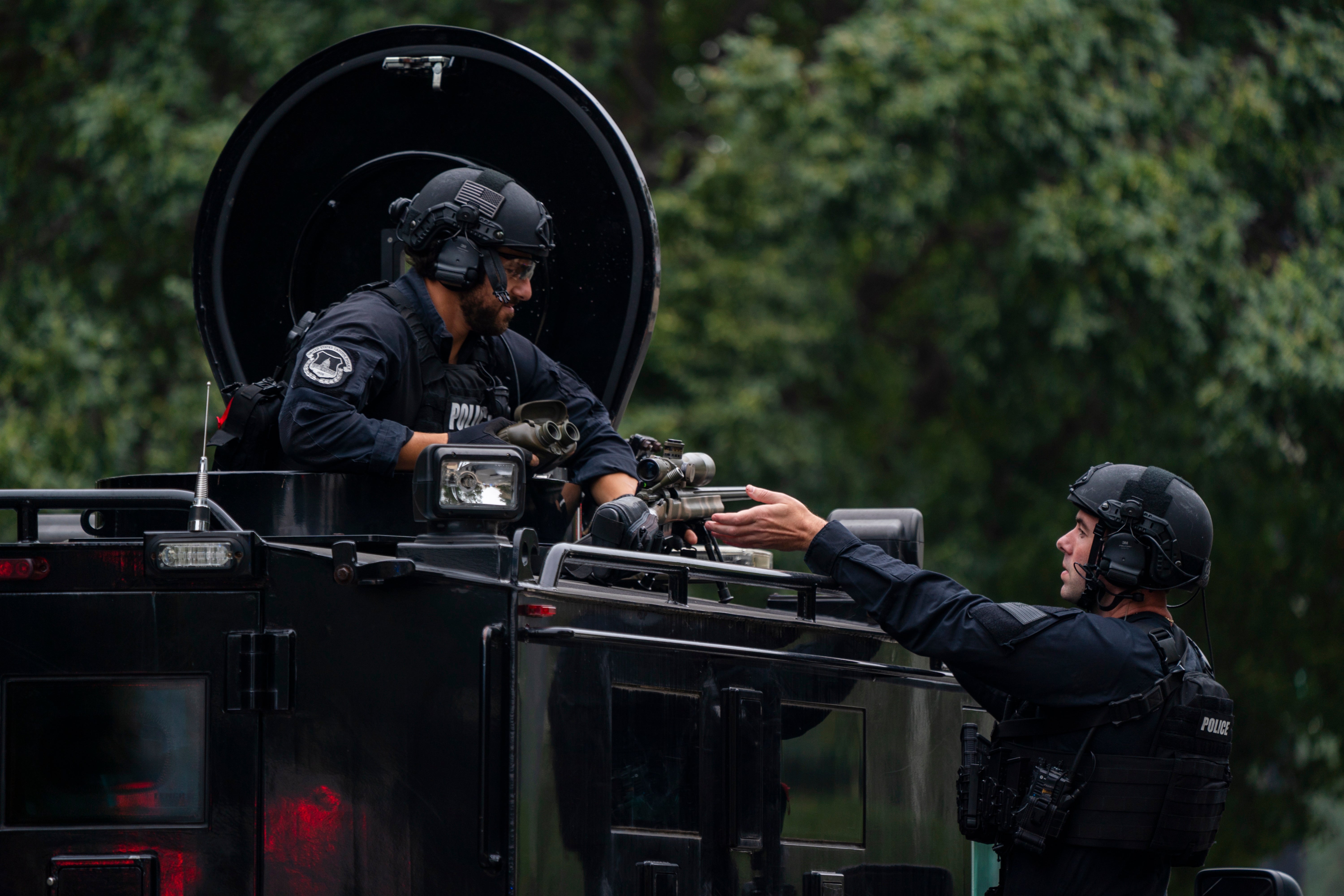 Policía responde a un hombre sospechoso dentro de un vehículo