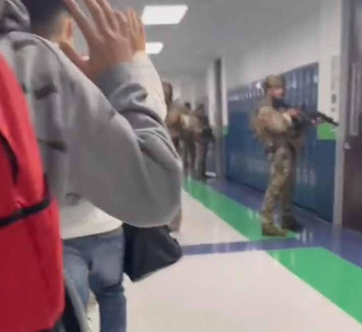 Un TikTok filmado por un estudiante en una escuela en Texas muestra a niños evacuando mientras policías armados montan guardia