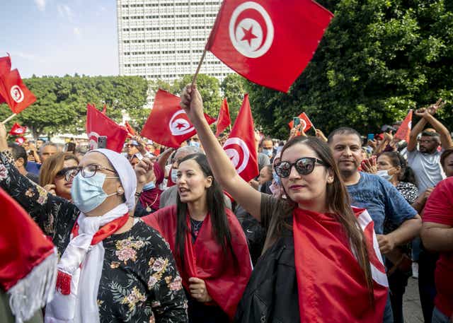Los manifestantes se reúnen en Avenue Habib Bourguiba para mostrar su apoyo al presidente tunecino Kais Saied