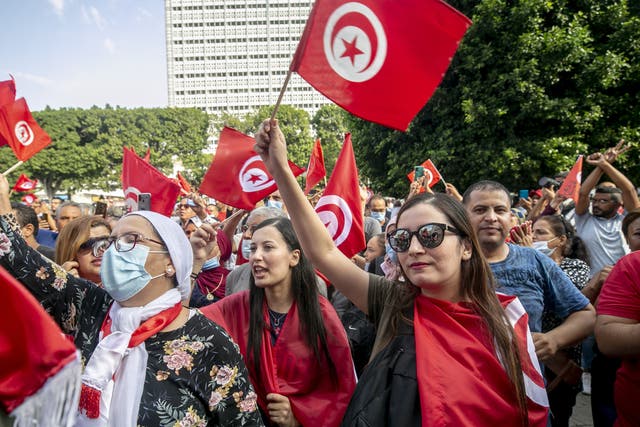 Los manifestantes se reúnen en Avenue Habib Bourguiba para mostrar su apoyo al presidente tunecino Kais Saied