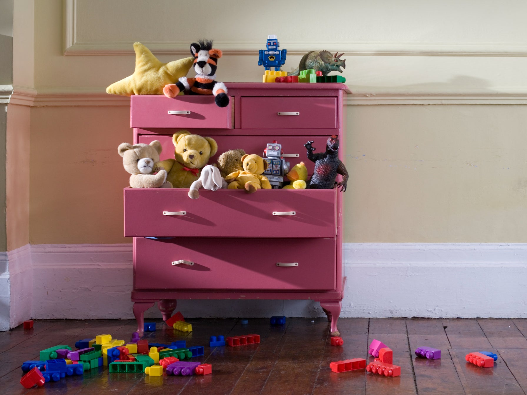 Baúl de juguetes para niños con juguetes de peluche y bloques de construcción.