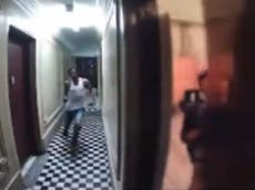 Mujer escapa de un acosador corriendo a su apartamento en Nueva York, en video estresante