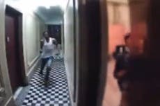 Mujer escapa de un acosador corriendo a su apartamento en Nueva York, en video estresante