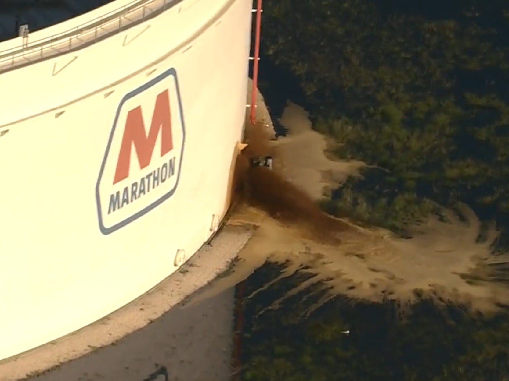 Texas: Derrame de petróleo en refinería provoca cierre de carreteras