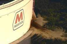 Texas: Derrame de petróleo en refinería provoca cierre de carreteras