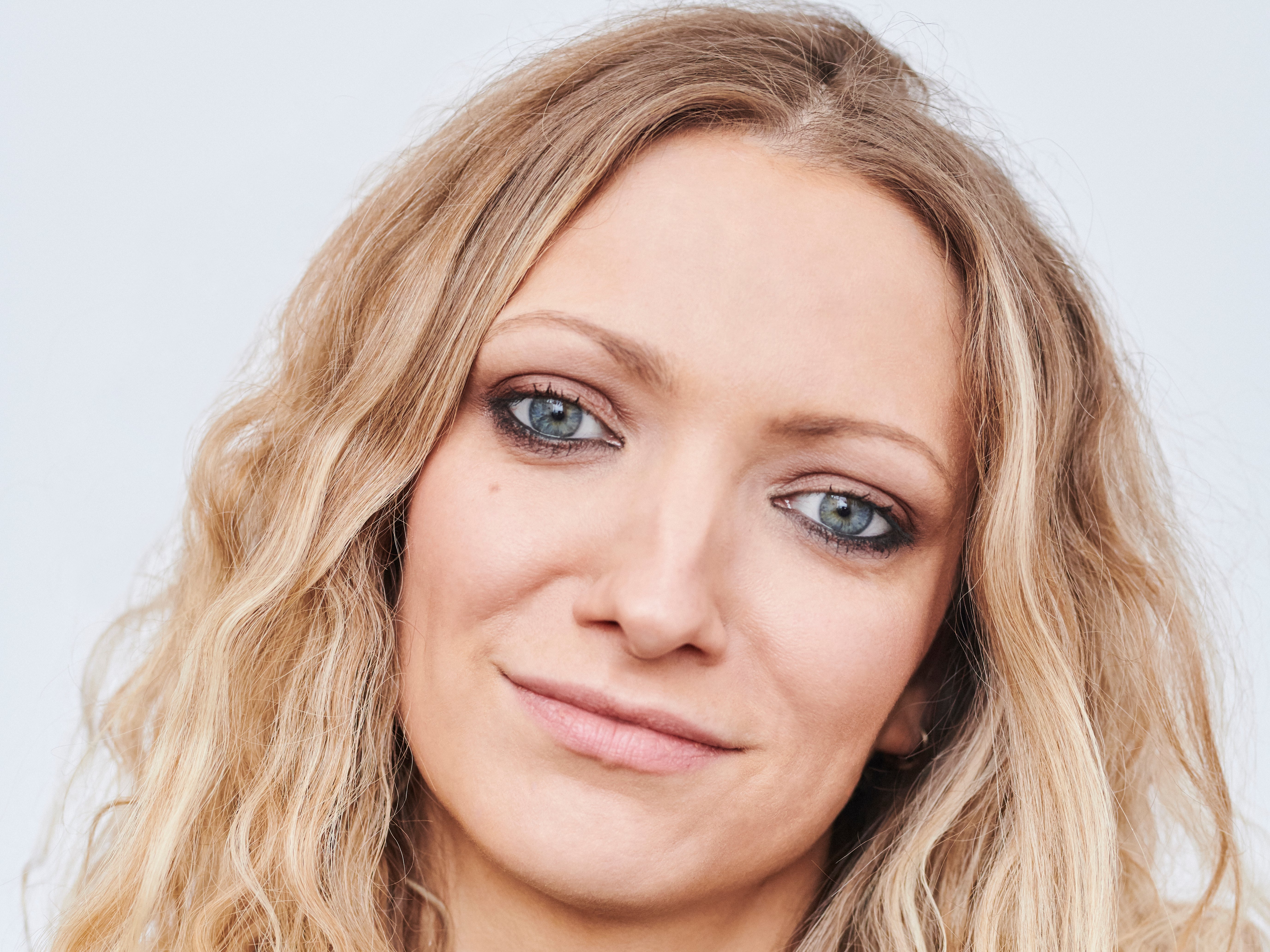 Lucy McCormick: ¿Cómo lidia la actriz con la ansiedad y la pérdida de su padre?