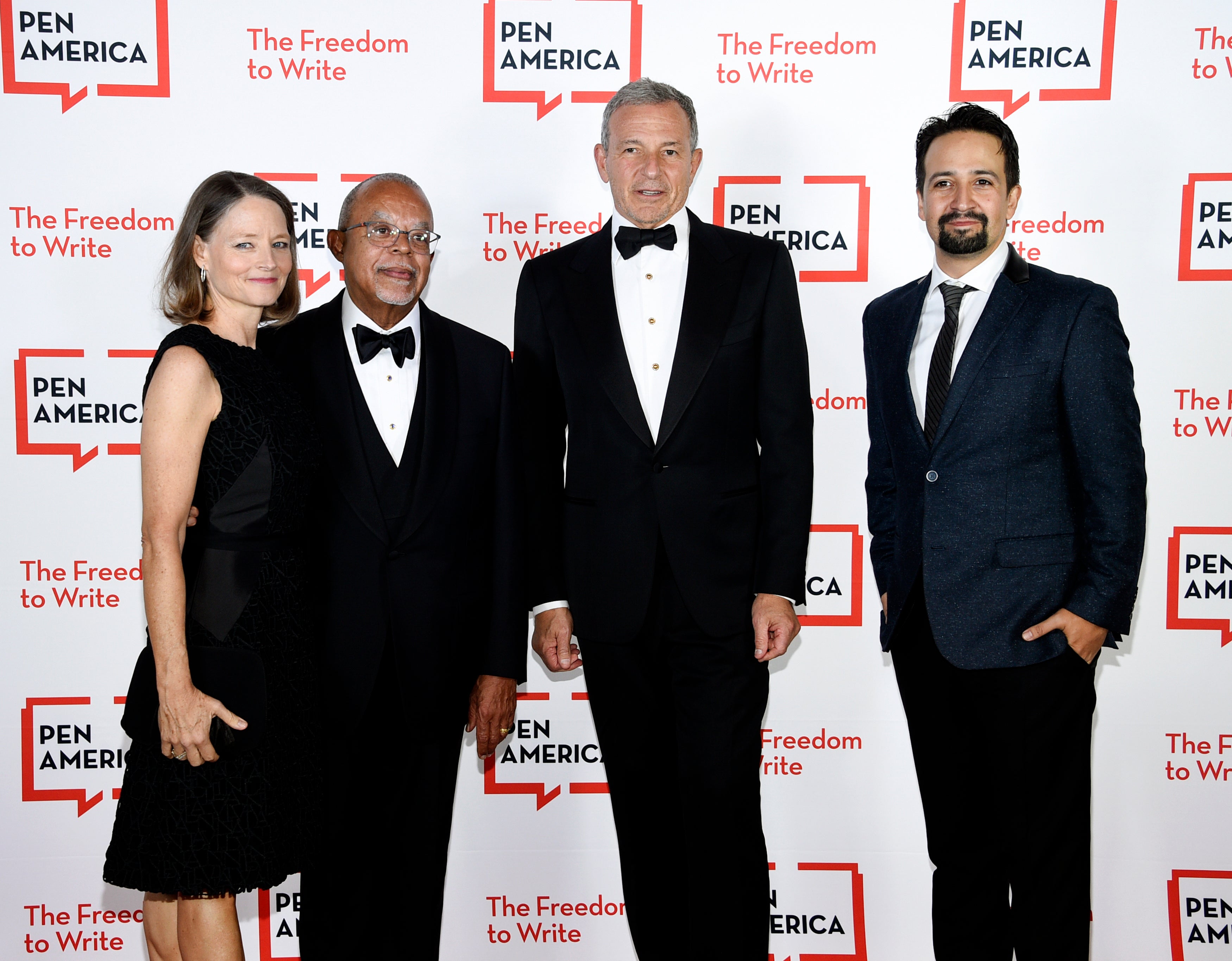 Cientos se reúnen para gala de PEN America con Awkwafina