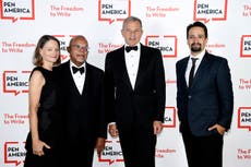 Cientos se reúnen para gala de PEN America con Awkwafina