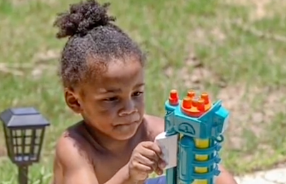 Padres de niño muerto por ameba comecerebros demandan a la ciudad por un millón de dólares