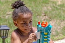 Padres de niño muerto por ameba comecerebros demandan a la ciudad por un millón de dólares