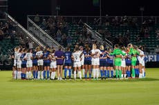 Jugadoras protestan durante partidos de fútbol en EEUU