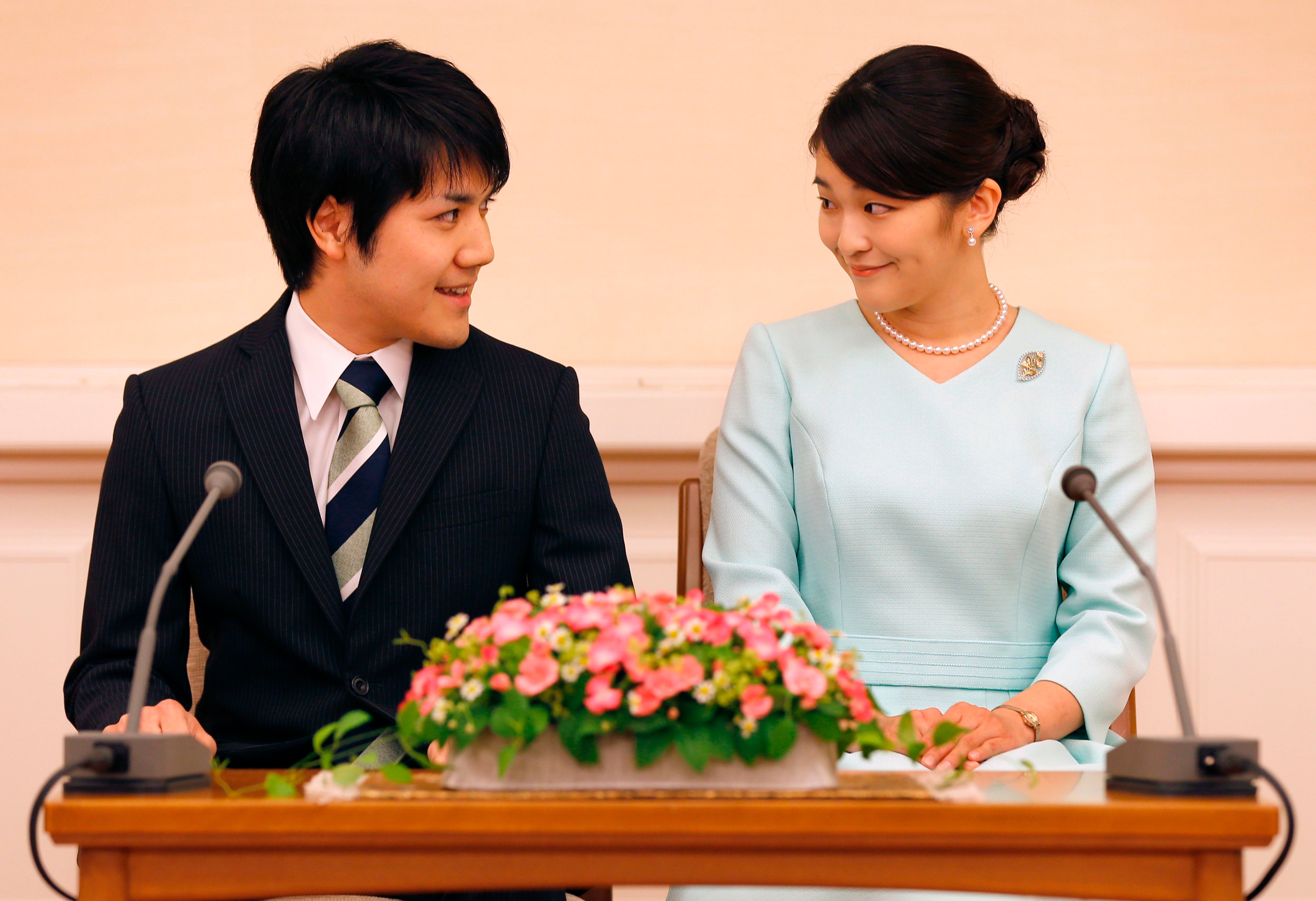 La princesa Mako y Kei Komuro durante una conferencia de prensa para anunciar su compromiso en septiembre de 2017