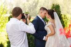 Fotógrafo borra las fotos de la boda después de que el novio le negara un descanso para comer