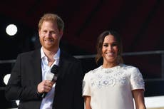 Bolso Dior de $4,900 usado por Meghan Markle que hace homenaje a Lady Di, se agota