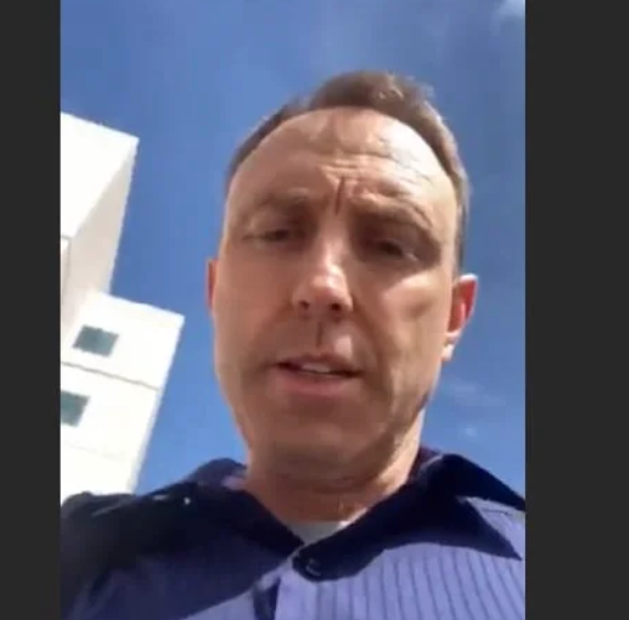 Anestesiólogo de UCLA se graba siendo escoltado fuera de hospital por negarse a recibir vacuna COVID