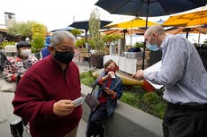 San Francisco relaja uso de mascarillas en interiores