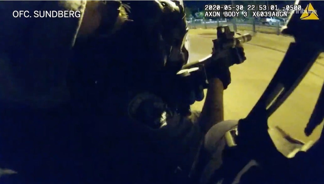 Nuevas imágenes revelan cómo la policía de Minneapolis cazaba manifestantes tras muerte de Floyd 