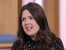 Rosie Jones: Comediante denuncia ataques por su discapacidad tras aparición en Question Time