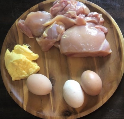 Hombre dice que comer solo pollo, pescado y órganos crudos durante tres años le brinda una mejor salud 