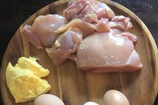 Hombre dice que comer solo pollo, pescado y órganos crudos durante tres años le brinda una mejor salud