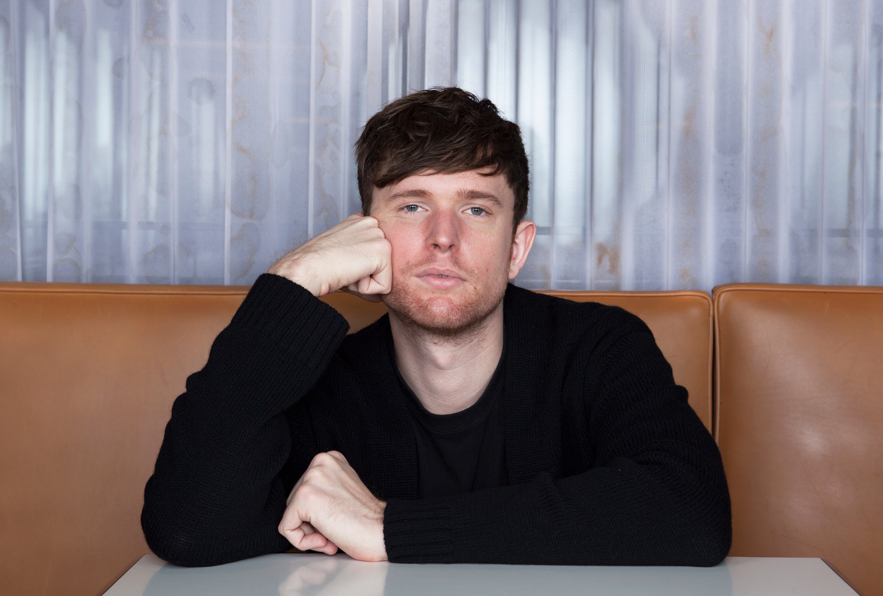 Álbum pandémico de James Blake encuentra claridad en caos