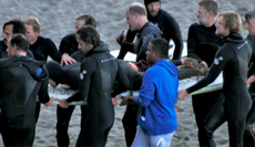 “Todavía incrédulo”: surfista apenas sobrevive al gran ataque de un tiburón blanco, pero volverá a remar