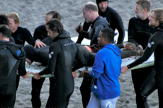“Todavía incrédulo”: surfista apenas sobrevive al gran ataque de un tiburón blanco, pero volverá a remar
