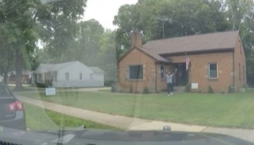 Familia afrodescendiente y corredor de bienes raíces, presentan una demanda después de que la policía los esposó durante un recorrido por la casa