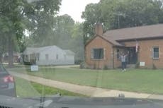 Familia afrodescendiente y corredor de bienes raíces, presentan una demanda después de que la policía los esposó durante un recorrido por la casa