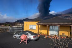Nuevo río de lava amenaza más construcciones en La Palma