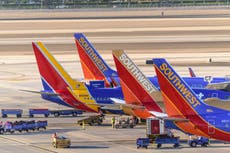 Southwest enfrenta cancelación y retraso de vuelos; niega que el mandato de la vacuna esté detrás del caos
